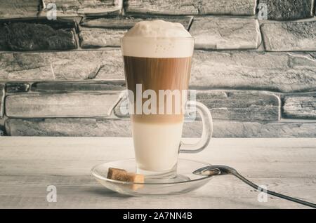 Köstliche Morgen trinken. Latte macchiato Kaffee im Vintage Style. Stockfoto