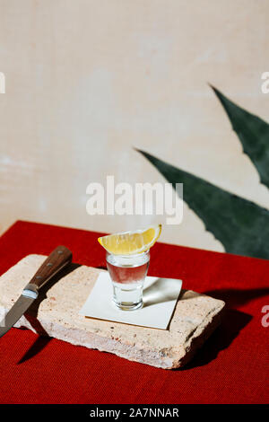 Tequila Shot, mit Zitrone. Mexikanische Flagge Farben Stockfoto