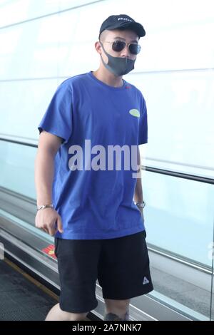 Chinesische Schauspieler und Sänger Ohu Ou Hao kommt an der Beijing Capital International Flughafen nach der Landung in Peking, China, 15. August 2019. T-Shirt: O Stockfoto