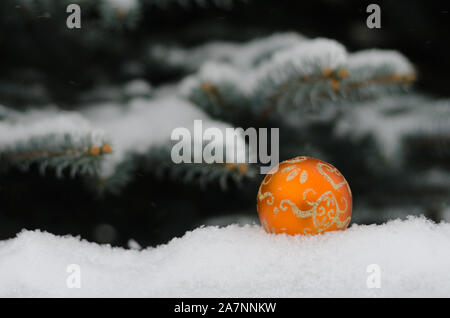 Orange christmas ball Dekoration auf frischen Schnee Stockfoto