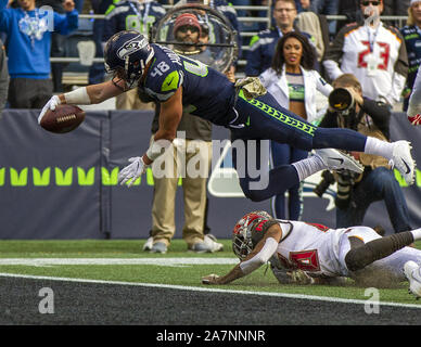 Seattle, USA. 03 Nov, 2019. Seattle Seahawks festes Ende Jakob Hollister (48) treibt über Tampa Bay Buccaneers defensive back Sean Murphy-Bunting (26) Für einen 1 Yard Touchdown im zweiten Quartal CenturyLink Feld am Sonntag, 3. November 2019 in Seattle, Washington. Die Piratenschiffe führen die Seahawks 21-13 zur Halbzeit. Jim Bryant Foto/Credit: UPI UPI/Alamy leben Nachrichten Stockfoto