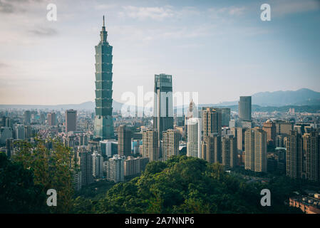 Blicken Sie von Taipei 101 oben am Berg Stockfoto