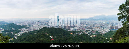 Blicken Sie von Taipei 101 oben am Berg Stockfoto