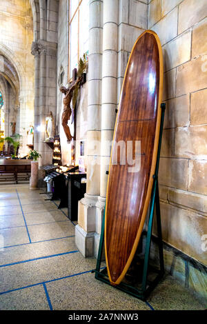 Ein hölzernes Surfbrett in der Kirche von Eglise Sainte-Eugenie (Kirche von St Eugenie), um das Surferkulturerbe der Stadt Biarritz, Frankreich, zu feiern Stockfoto