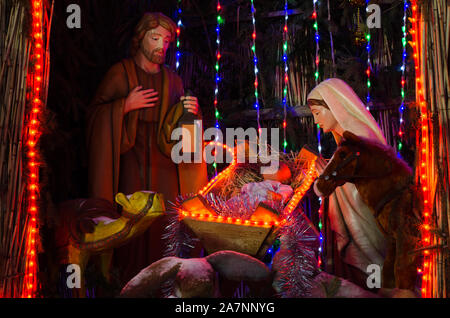 Josepf, Jesus und Maria im Stall während der Weihnachtszeit. von Weihnachtsschmuck Umgeben Stockfoto