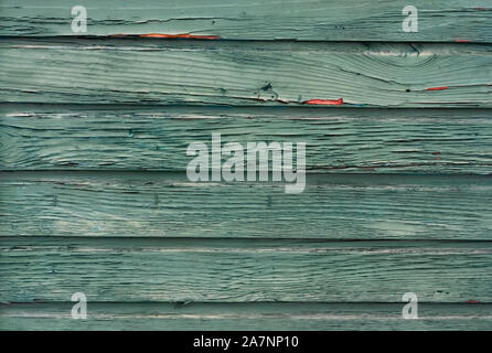 Nahaufnahme von Verwitterten hölzernen Wand Boards mit schäbigen Peeling grüne Farbe. Stockfoto