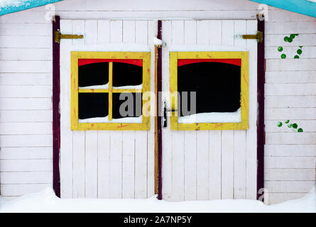 Vordere Türen mit Windows frames. Von einem bunten hölzernen Chalet im Park im Winter Stockfoto