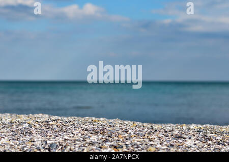 Bunte Meerblick vom Ufer aus. Die Küste des Ionischen Meeres im Sommer mit unscharfen Himmel im Hintergrund. Sommer Urlaub Stockfoto