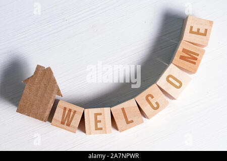 Abstrakte Haus aus Pappe. Holzwürfel mit der Inschrift. Close Up. Stockfoto