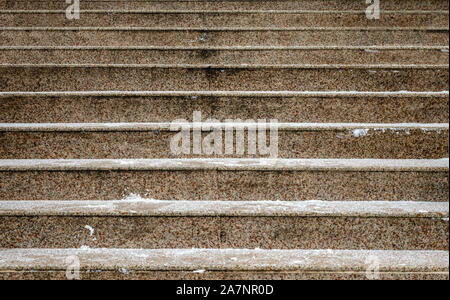 In der Nähe von Außerhalb rusty Marmortreppe mit Schnee bedeckt Stockfoto