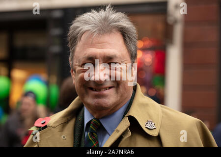 Alan Titchmarsh englischer Gärtner, Sender, Dichter ein Schriftsteller an der Illinois Route 66 Regent Street Motor Show 2019, London, UK gesehen. Stockfoto