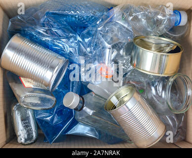 Nahaufnahme von Papierkorb voll mit Kunststoff, Glas Flaschen und Dosen aus Stahl. Stockfoto
