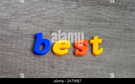 Beste Wort mit Kunststoff Buchstaben auf einem Holztisch geschrieben. Stockfoto
