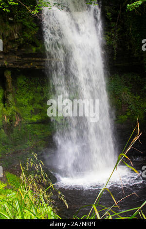 23. August 2019. Die kleinen schnell laufenden Fluss am Glencar Wasserfall. Der Glen und fällt ist ein beliebter Ort für Spaziergänge. Stockfoto