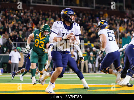 Waco, Texas, USA. 31 Okt, 2019. West Virginia Bergsteiger quarterback Austin Kendall (12) rollt aus dem picket während der ersten Hälfte des NCAA Football Spiel zwischen West Virginia Bergsteiger und der Baylor Bären an McLane Stadion in Waco, Texas. Matthew Lynch/CSM/Alamy leben Nachrichten Stockfoto