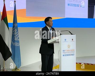 (191103) - ABU DHABI, November 3, 2019 (Xinhua) - Li Yong, der Generaldirektor der Organisation der Vereinten Nationen für Industrielle Entwicklung (UNIDO), Adressen der Eröffnungsfeier der 18. Sitzung der Generalkonferenz der Organisation der Vereinten Nationen für Industrielle Entwicklung (UNIDO) in Abu Dhabi, die Vereinigten Arabischen Emirate, an November 3, 2019. Die 18. Sitzung der Generalkonferenz der Organisation der Vereinten Nationen für Industrielle Entwicklung (UNIDO) hier am Sonntag geöffnet. Die Konferenz ist in die zentrale Rolle der integrativen und nachhaltigen industriellen Entwicklung der Agenda 2030, in p zu erreichen suchen Stockfoto