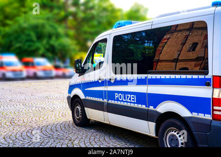 Polizei und Krankenwagen auf einem Parkplatz in Koblenz. Stockfoto