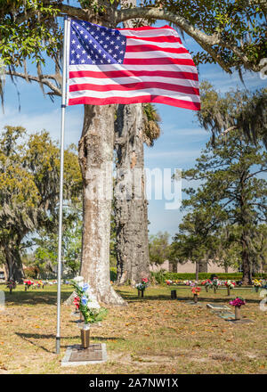 Amerikanische Flagge auf einen Grabstein auf dem Historischen Friedhof in der Savanne, Goergia Stockfoto