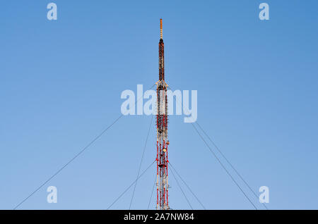 TV und Radio pole Telekommunikation Antenne auf und blauer Himmel. Stockfoto