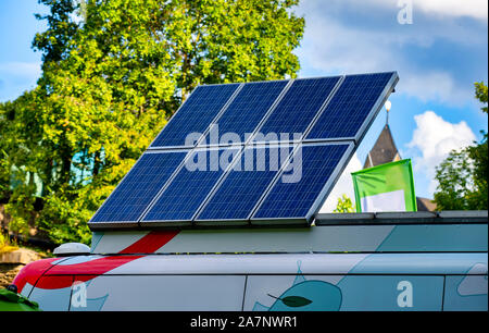 Solarzellen auf dem Dach eines Busses - alternative Stromquelle Stockfoto
