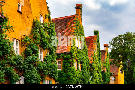 Die Fuggerei, die älteste soziale Wohnsiedlung der Welt immer noch in Gebrauch. Stockfoto