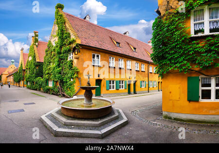 Augsburg, Deutschland, 08.03.2019: Die Fuggerei ist der weltweit älteste Wohnanlage immer noch in Gebrauch. Es ist eine von Mauern umgebene Enklave innerhalb der Stadt Augsb Stockfoto