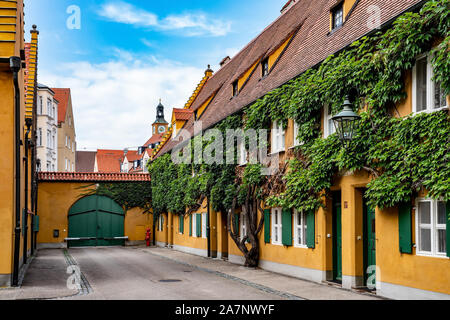 Die Fuggerei, die älteste soziale Wohnsiedlung der Welt immer noch in Gebrauch. Stockfoto