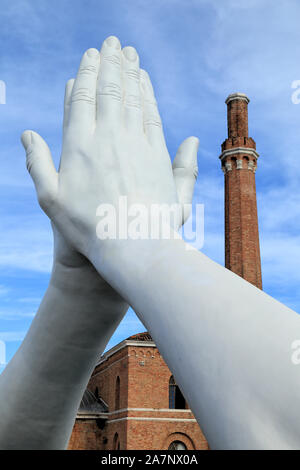 Art Biennale Venedig 2019. Riesige Hände Skulptur 'Brücken bauen' von Lorenzo Quinn. Glauben. Ausstellung im Arsenale, Castello, Venedig. Stockfoto