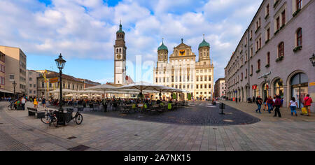 Augsburg, Deutschland, 23.08.2019: Rathausplatz mit Augustus Brunnen vor dem Rathaus in der Stadt Augsburg Stockfoto