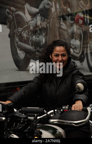 London, Großbritannien. 2. November 2019. Besucher der Illinois Route 66 Regent Street Motor Show 2019, gesehen auf ein Triumph Motorrad. Credit: Joe Kuis/Alamy Nachrichten Stockfoto