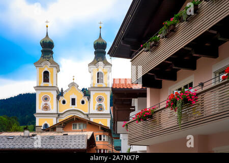 Römisch-katholische Pfarrkirche St. Jakobus und St. Leonard von Hopfgarten im Brixental, Tirol (Österreich) a Stockfoto