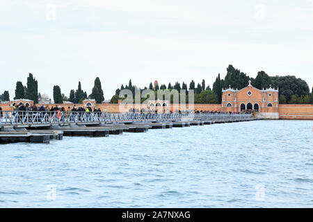 Pontoon Bridge nach San Michele Friedhof Insel, Venedig 2019. Ponte dei Santi e Defunti. Ponte Galleggiante pro il Cimitero di San Michele, Venezia Stockfoto