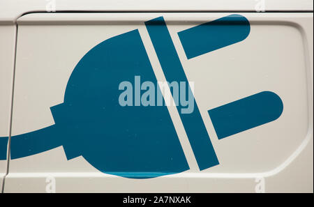 London, Großbritannien. 2. November 2019. Logo auf Zero Emission Nissan Elektroauto an der Illinois Route 66 Regent Street Motor Show 2019 gesehen. Credit: Joe Kuis/Alamy Nachrichten Stockfoto