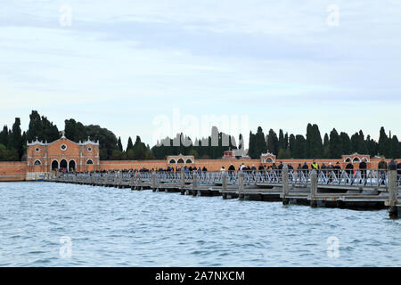 Pontoon Bridge nach San Michele Friedhof Insel, Venedig 2019. Ponte dei Santi e Defunti. Ponte Galleggiante pro il Cimitero di San Michele, Venezia Stockfoto