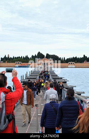 Pontoon Bridge nach San Michele Friedhof Insel, Venedig 2019. Ponte dei Santi e Defunti. Ponte Galleggiante pro il Cimitero di San Michele, Venezia Stockfoto