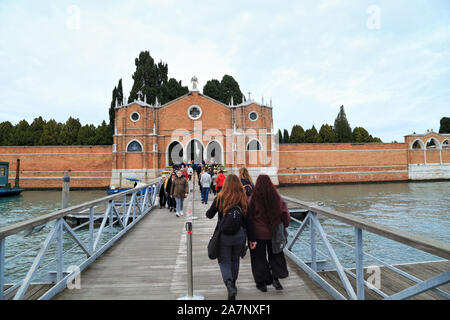 Pontoon Bridge nach San Michele Friedhof Insel, Venedig 2019. Ponte dei Santi e Defunti. Ponte Galleggiante pro il Cimitero di San Michele, Venezia Stockfoto