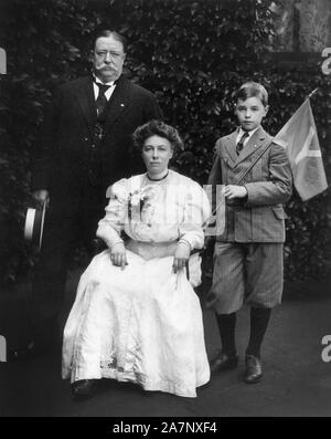 William Howard Taft mit Frau Helen und Sohn Charles, in voller Länge Porträt, 1908 Stockfoto