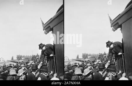 William Howard Taft, Stehen auf der Rückseite der Bahn Auto und Hände schütteln während des Präsidentschaftswahlkampfs Tour, Stereo Karte, Underwood & Underwood, 1908 Stockfoto