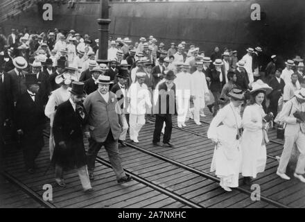 Us-Kriegsminister William Howard Taft mit Gruppe von Würdenträgern verlässt Dock an der Yokohama, Japan, während der diplomatischen Mission, Foto von Burr McIntosh, Juli 1905 Stockfoto