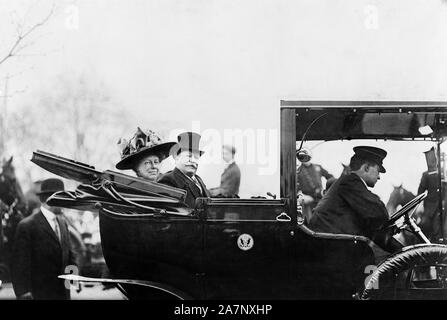 Us-Präsident William Howard Taft und seine Frau, die First Lady Helen Herron Taft, sitzt auf der Rückseite des Weißen Hauses Cabrio Auto mit Dach, Washington, D.C., USA, Foto von Barnett McFee Clinedinst, 1909 Stockfoto