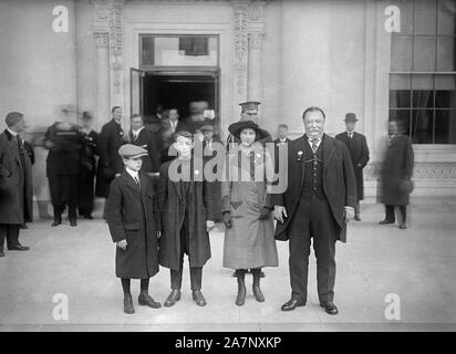 Us-Präsident William Howard Taft (rechts) mit L-R, seine Söhne Karl und Robert und seine Frau, die First Lady Helen Herron Taft, in voller Länge Porträt, Washington, D.C., USA, Foto von Harris & Ewing, 1910 Stockfoto