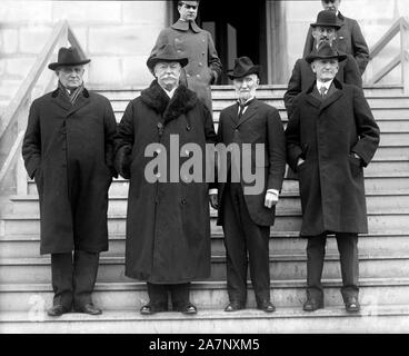 L-R: Champ Clark, William Howard Taft, Joseph Gurney Cannon, Samuel W. McCall, Mitglieder des Lincoln Memorial Kommission U.S. Capitol auf Termin für die Einweihung des Lincoln Memorial, Washington D.C, USA, Foto zu entscheiden, die von den Nationalen Foto, 28. Februar 1920 Stockfoto