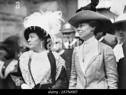 L-R: Frau Norman E. Mack und Helen Herron Taft, halber Länge Portrait während anwesend bei der Democratic National Convention, fünfte Regiment Armory, Baltimore, Maryland, USA, Foto von Harris & Ewing, Juli 1912 Stockfoto