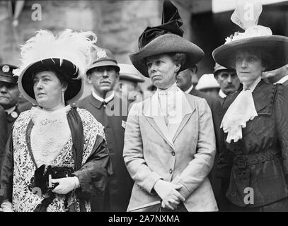 L-R: Frau Norman E. Mack, erste Dame Helen Herron Taft, Frau Hugh Wallace, halber Länge Portrait während anwesend bei der Democratic National Convention, fünfte Regiment Armory, Baltimore, Maryland, USA, Foto von Harris & Ewing, Juli 1912 Stockfoto