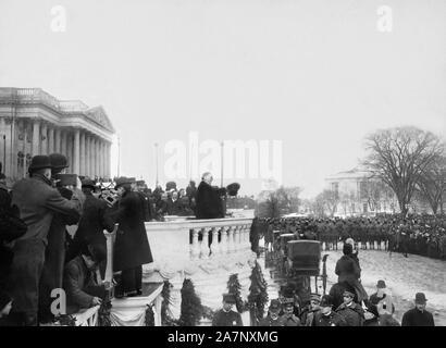 Us-Präsident William Howard Taft, halber Länge Profil Portrait auf Osten Balustrade der U.S. Capitol während der Einweihung Zeremonien, Washington, D.C., USA, 4. März 1909 Stockfoto