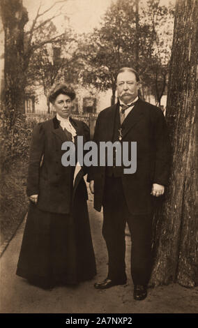 Us-Präsident William Howard Taft und die erste Dame Helen Herron Taft, in voller Länge Porträt stehen im Garten, Fotografie von Brown Brothers, 1909 Stockfoto