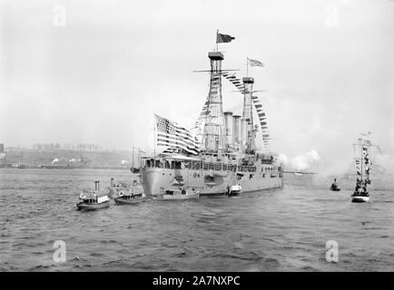 Schlachtschiff Connecticut Salutierte die Presidential Yacht Mayflower während Naval Review für US-Präsident William Howard Taft, den Hafen von New York, New York City, New York, USA, Foto: Bain News Service, 14. Oktober 1912 Stockfoto