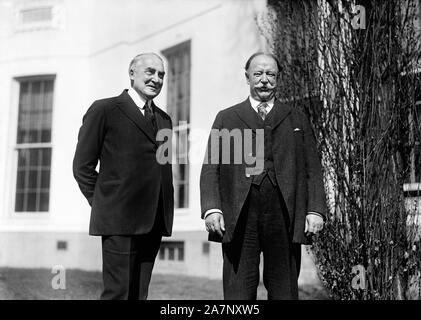 Us-Präsident Warren G. Harding und der ehemalige Präsident William Howard Taft am Weißen Haus, nach dem Tod von Chief Justice Edward Douglass White, Harding nominiert Taft Chief Justice, Washington, D.C., USA, Foto von Harris & Ewing, 1921 Stockfoto