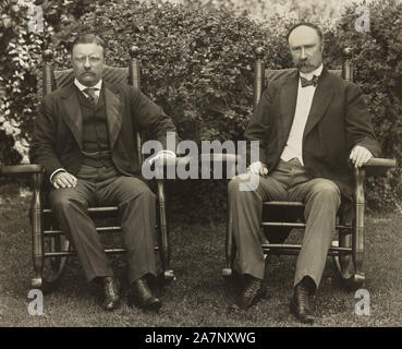 Us-Präsident Theodore Roosevelt und Vice President Charles Fairbanks, in Schaukelstühlen sitzen, nach vorne, auf dem Rasen am Sagamore Hill, Cove Neck, New York, USA, Gebrüder Pach, 1904 Stockfoto