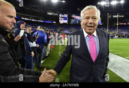 Baltimore, USA. 03 Nov, 2019. Patriotinhaber Robert Kraft Fans begrüßt, bevor ein NFL Spiel gegen die Baltimore Ravens bei M&T Bank Stadium in Baltimore, Maryland, Sonntag, 3. November 2019. Foto von David Tulis/UPI Quelle: UPI/Alamy leben Nachrichten Stockfoto